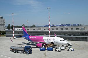 Pasager mort pe aeroportul din Sibiu la coborărea din avion