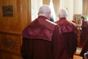 Judecătorii CCR încasează lunar, pe lângă salariul de zeci de mii de lei, şi spor de stres, în valoare de peste 2.000 de euro. Patru dintre magistraţi cumulează şi pensia cu salariul