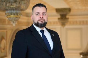 Ștefan Geamănu (senator AUR): „Închiderea CET Govora, a centralelor pe cărbune este o condamnare la frig şi sărăcie dictată de Bruxelles. Nu putem gira distrugerea sistemului energetic naţional”