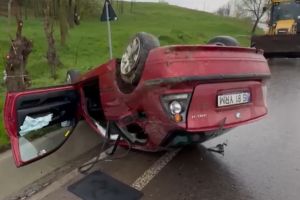 FOTO Accident pe un drum judeţean din Botoşani! Două tinere rănite, după ce s-au dat peste cap cu maşina
