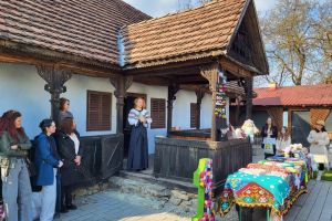 Din pasiune pentru lucru de mână, femeile s-au adunat la Muzeul Bistriţa