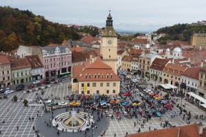 Retroparada Primăverii, revine la Braşov: Aproximativ 100 de vehicule istorice, expuse în Piaţa Sfatului