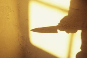 Ameninţată cu cuţitul de soţ, o femeie din Satu Mare a renunţat la ordinul de protecţie în faţa instanţei