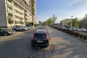 Blocaj în parcare: locatarii din blocurile Prima de pe strada Oneştilor reclamă că maşinile lăsate în drum le blochează accesul (FOTO)