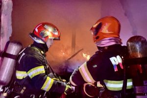 Incendiu într-o curte din Botoşani. O maşină a fost cuprinsă de flăcări