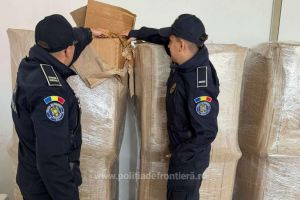 Știri Romania: FOTO.Peste o tona de tutun vrac descoperita de politistii de frontiera 