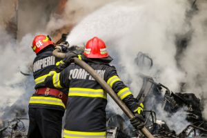 Incendiu în municipiul Satu Mare! Anexă gospodărească cuprinsă de flăcări