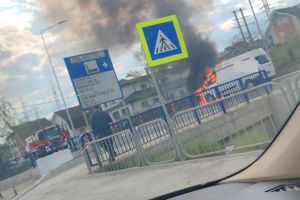 O maşină a unei firme de curierat a luat foc pe str. Tărpiului din Bistriţa
