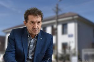 Decizie halucinantă la şcoala din Auşeu: Profesorul acuzat că pipăia elevii rămâne la catedră! Va fi „păzit” cu camere video