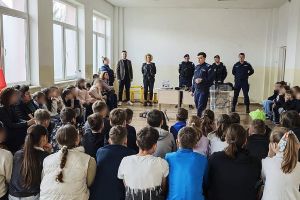 Jandarmii băcăuani, activitate educativă cu elevii din Lespezi