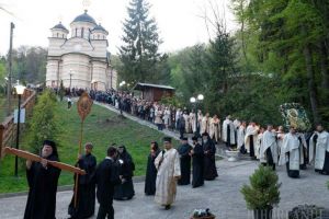 Mii de credincioşi la Izbuc, de Izvorul Tămăduirii. Printre pelerini, nepoata lui Arsenie Boca