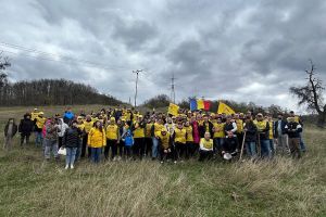 Puieţi pentru viitor pe dealurile Văii Trotuşului. Acţiune de reîmpădurire organizată în zona Comăneşti