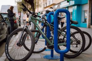 Rastere noi pentru biciclete montate în mai multe locaţii din Târgu Mureş
