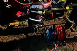 Intervenţie dramatică în Argeş! Persoană blocată într-un utilaj agricol