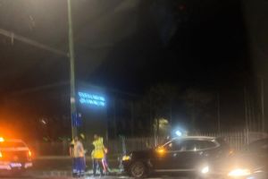 Accident pe Kogălniceanu: autoturism ieşit de pe carosabil şi oprit într-un hidrant