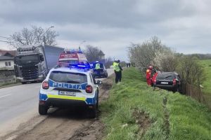 FOTO Accident rutier, astăzi, la ieşirea din municipiul Botoşani. Unui şofer i s-ar fi făcut rău la volan