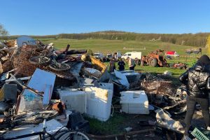 FOTO Cantităţi importante de deşeuri depozitate ilegal la Botoşani, găsite în urma unui control dispus de către prefect