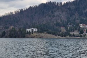 Directorul ADI Turism critică apariţia unei construcţii noi, în formă de cub, la Colibiţa