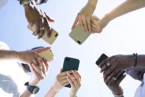 Schimbari importante pentru telefoanele mobile. Apar reguli noi