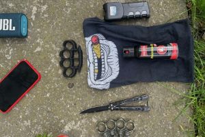 Trei tineri asupra cărora au fost găsite arme albe, depistaţi de jandarmi în zona Aviatori