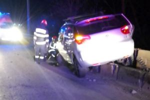 Accident pe DN 17: Maşină intrată într-un podeţ. Trei bărbaţi au fost răniţi