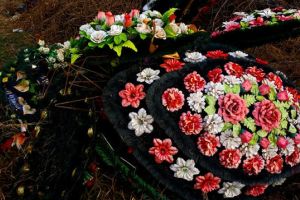 Un preot din judeţul Botoşani face un apel către credincioşi: Spuneţi nu coroanelor funerare artificiale şi florilor din plastic