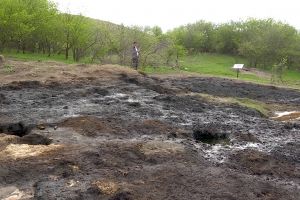 Petrol în loc de apă. Satul din Buzău unde „aurul negru” e mai mult o problemă