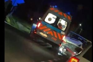 Impact între un autoturism şi un microbuz, în Dumbrăvioara