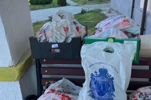 Persoanele vârstnice care beneficiază de sprijin în cadrul Centrului de Îngrijire şi Asistenţă din Zătreni au primit daruri din partea Protoieriei Horezu