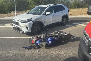 Accident pe centura Zalăului: „Varianta scurtă” a unui şofer a trimis o motociclistă la spital