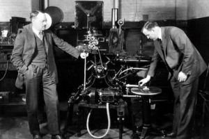 UN SECOL DE CINEMATOGRAFIE: Realizarea dispozitivului Vitaphone de sincronizare a sunetului cu imaginea în mişcare în producţiile de film (20 aprilie)