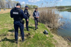 FOTO Patru botoşăneni prinşi de jandarmi la pescuit în prohibiţie. S-au ales cu amenzi usturătoare!