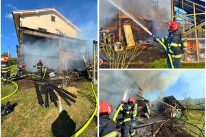 Incendiu puternic la o casă din Oradea: Panourile fotovoltaice au fost cuprinse de flăcări (FOTO)
