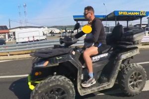 Poliţia Bihor l-a găsit pe bărbatul care a circulat cu un ATV pe DN1 cu un copil în braţe. Ce amenzi a primit (FOTO)