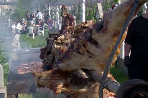 VIDEO Proţap lângă morminte. Paştele Blajinilor, ziua în care morţii sunt pomeniţi cu mese întinse şi lăutari