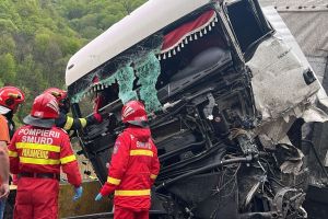 FOTO. Șofer din Satu Mare, rănit într-un accident cu două TIR-uri pe Valea Oltului!