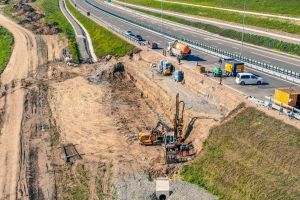 Foto/Video| Autostrada Sebeş-Turda, lotul 4: Echipe de muncitori cu utilaje, mobilizate în zona în care o porţiune de taluz a luat-o la vale