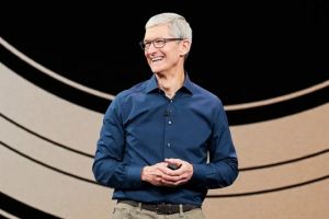 Tim Cook pleacă din funcţia de CEO al Apple după 15 ani