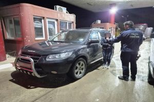 FOTO Tânără de 31 de ani prinsă de poliţiştii botoşăneni la volan, cu un permis de conducere fals