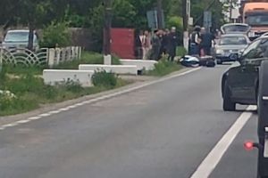 Accident pe DN 79, în Leş: o motocicletă a intrat într-o ambulanţă şi a ricoşat într-un autoturism. Motociclistul a ajuns la spital