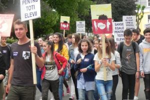 FOTO: Marş organizat de cadre didactice, părinţi şi elevi din Cugir pentru păstrarea a trei clase la Colegiul Naţional „David Prodan”