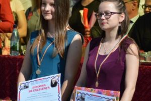 FOTO: Andreea Bor şi Nagy Andreea, şefii de promoţie ai Liceului Tehnologic „Petru Maior”