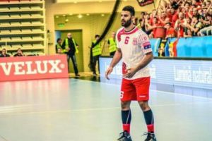 HANDBAL. DERBY INCENDIAR între Dinamo şi Steaua. Doi jucători s-au simţit rău, unul a ajuns de URGENȚĂ la spital