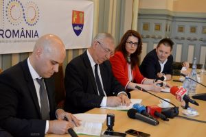 Preşedintele Consiliului Judeţean (CJ) Dolj, Ion Prioteasa, a semnat marţi, în calitate de preşedinte al Asociaţiei de Dezvoltare Intercomunitară (ADI) „EcoDolj“, contractul cu operatorul care va asigura colectarea şi transportarea deşeurilor din judeţ