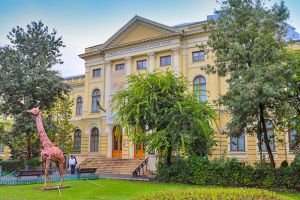 Muzeului National de Istorie Naturala Grigore Antipa, decorat de Klaus Iohannis