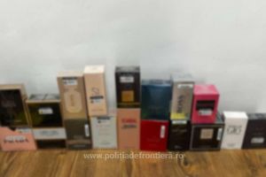 FOTO. Autocar condus de un ucrainean, plin cu ,,de toate”. Poliţiştii au găsit 25.000 de euro, rochii de mireasă, ţigări şi alcool