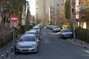 Intersecţie blocată în fiecare dimineaţă pe o stradă din Cluj: Maşini parcate în intersecţie la orele de vârf, iar situaţia se repetă de luni de zile
