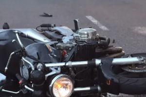Grav accident pe Bulevardul Muncii între o dubă şi o motocicletă! O tânără este inconştientă! A intervenit SMURD-ul 