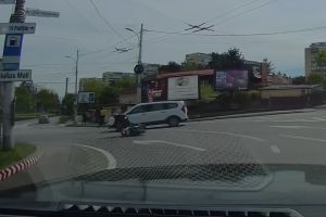 VIDEO. Accident surprins LIVE la Interservisan, în Cluj-Napoca. Un motociclist a intat în viteză în sensul giratoriu. A fost lovit de o maşină