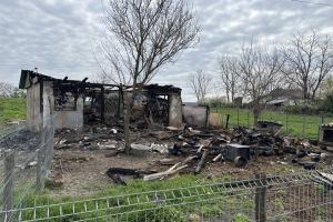 FOTO Nenorocire în familia din Botoşani a cărei gospodărie a luat foc. Nu i-a mai rămas absolut nimic